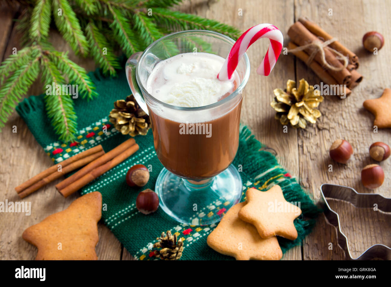 Hausgemachte Pepperment heiße Schokolade zu Weihnachten und Winterurlaub Stockfoto