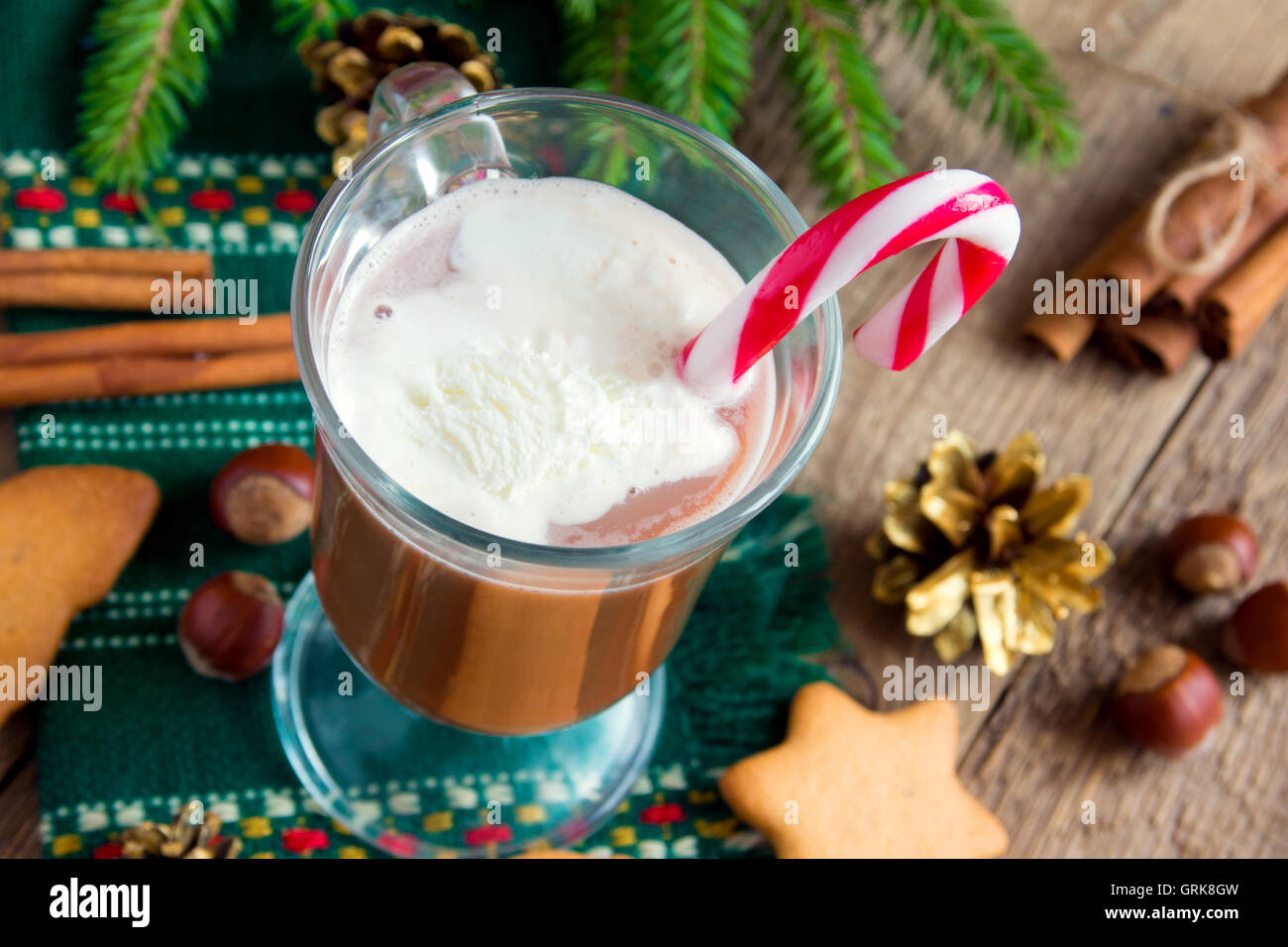 Hausgemachte Pepperment heiße Schokolade zu Weihnachten und Winterurlaub Stockfoto
