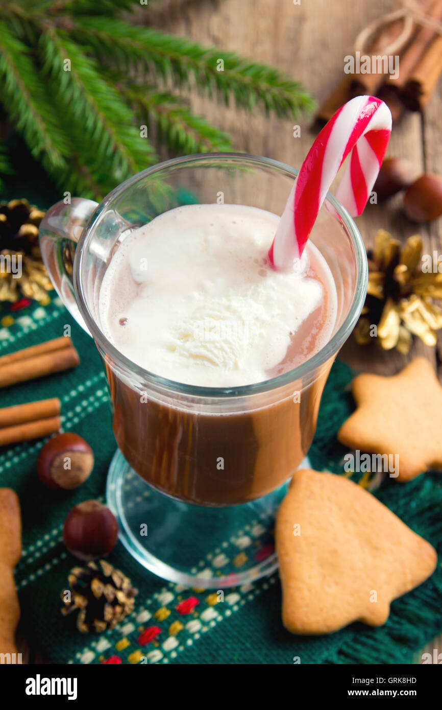 Hausgemachte Pepperment heiße Schokolade zu Weihnachten und Winterurlaub Stockfoto