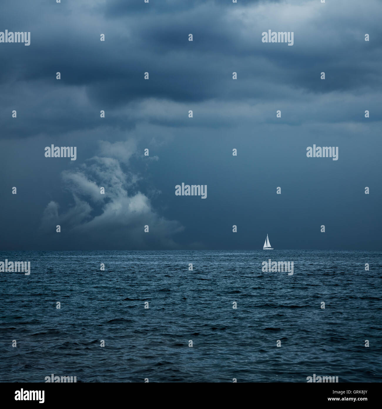 Boot Segeln im Zentrum des Sturms Bildung Stockfoto