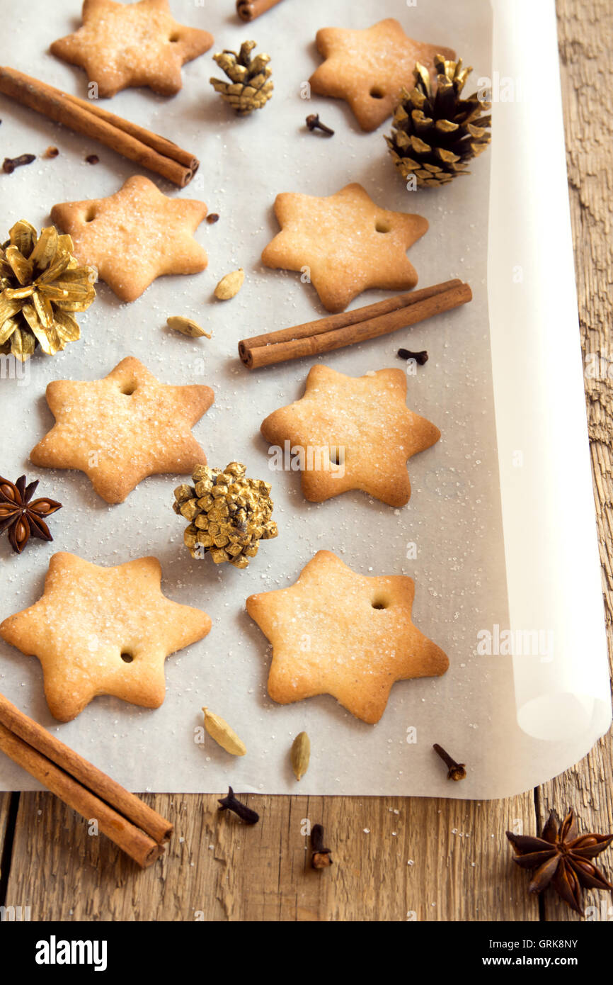 Weihnachtsplätzchen und Gewürzen auf Backpapier - hausgemachte Winter Bäckerei Stockfoto