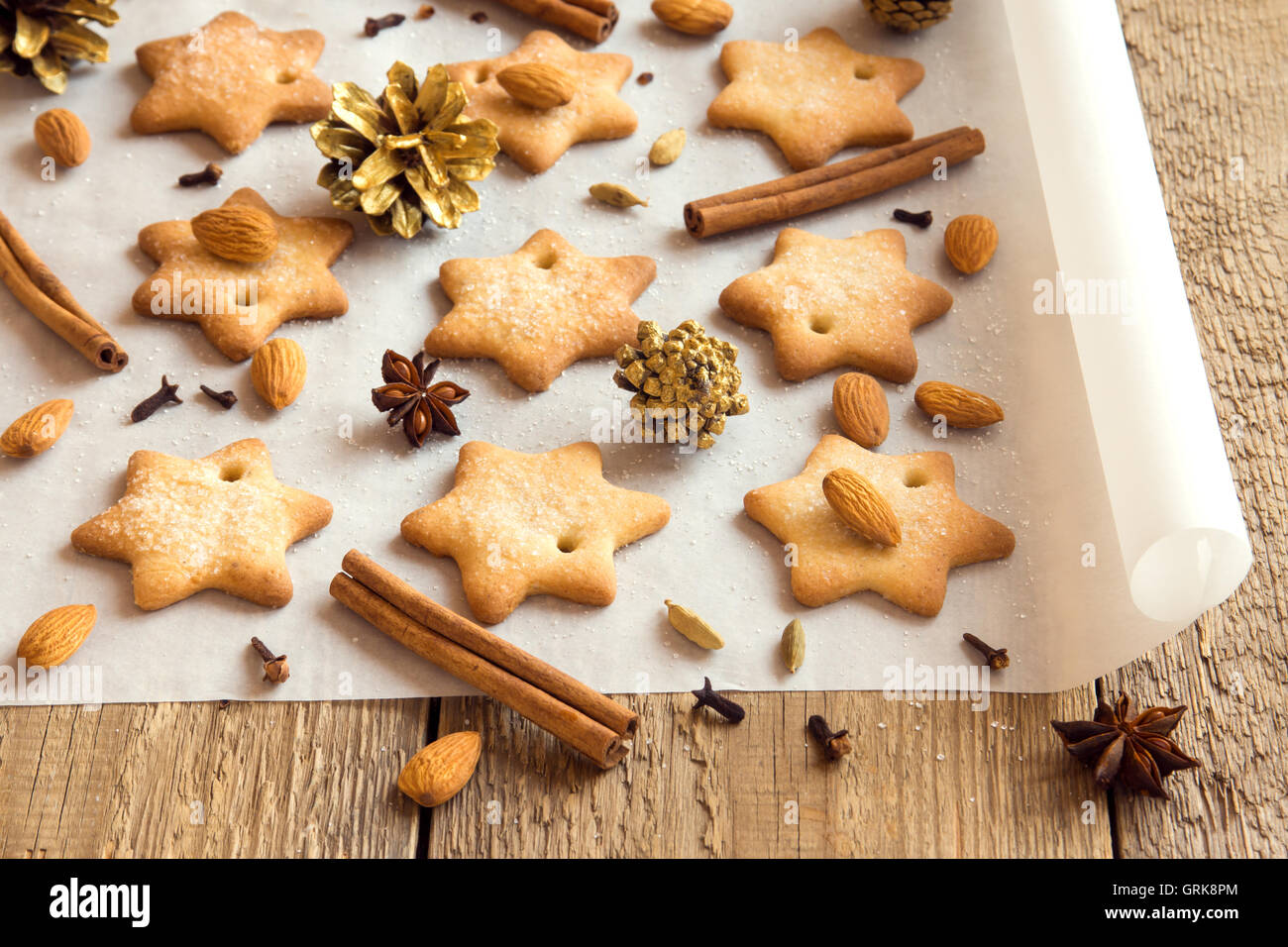 Weihnachtsplätzchen und Gewürzen auf Backpapier - hausgemachte Winter Bäckerei Stockfoto