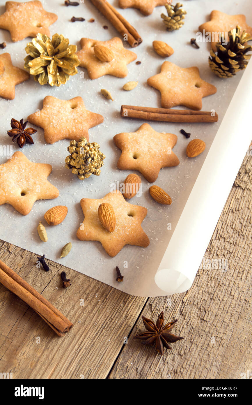 Weihnachtsplätzchen und Gewürzen auf Backpapier - hausgemachte Winter Bäckerei Stockfoto