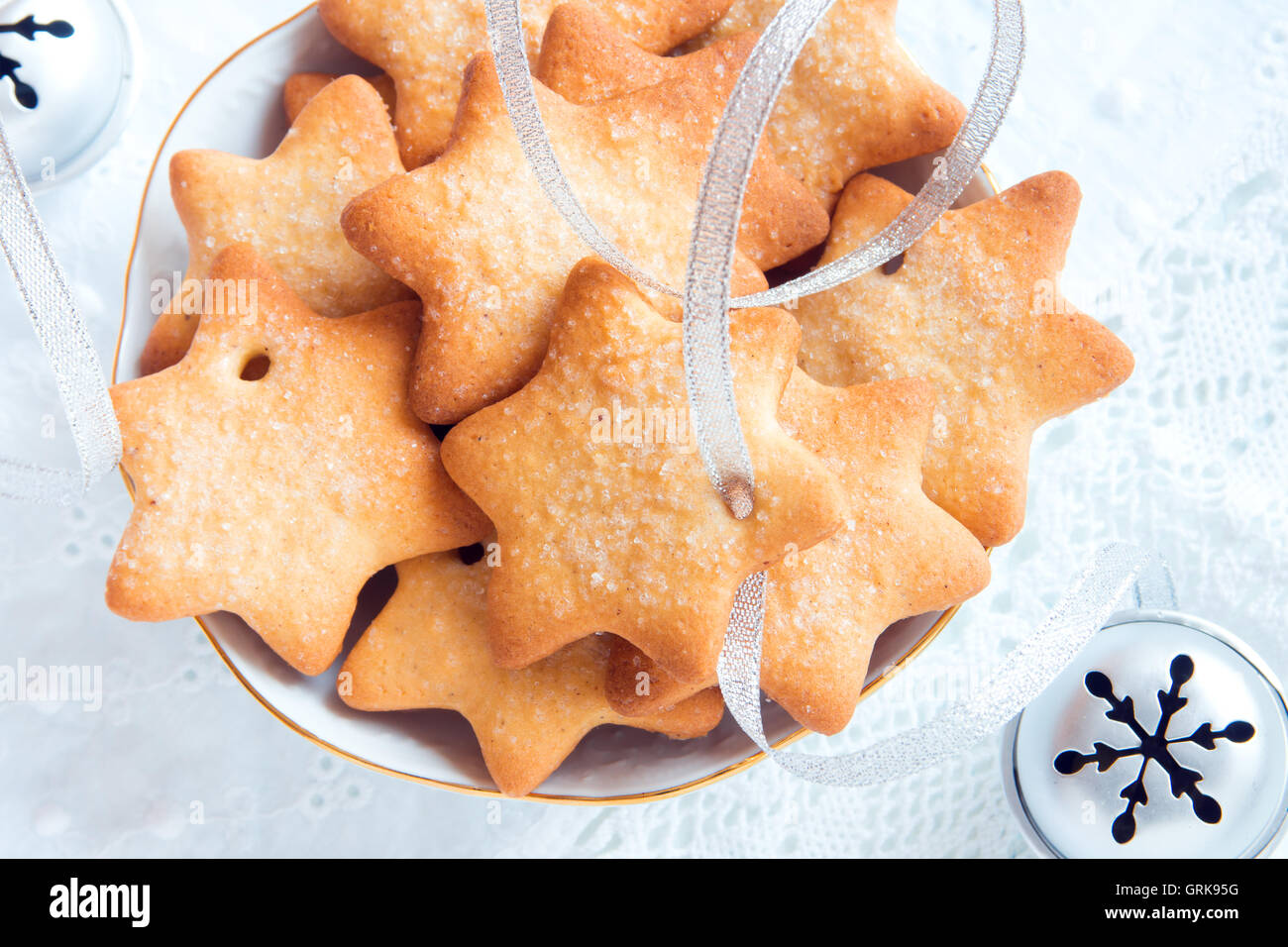 Weihnachten Lebkuchen auf weiße Serviette mit Silberband für Winterurlaub Stockfoto