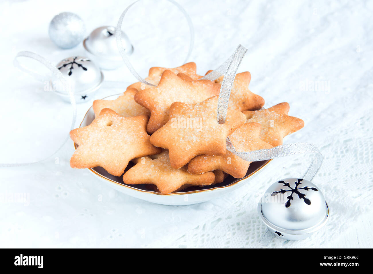 Weihnachten Lebkuchen auf weiße Serviette mit Silberband für Winterurlaub Stockfoto