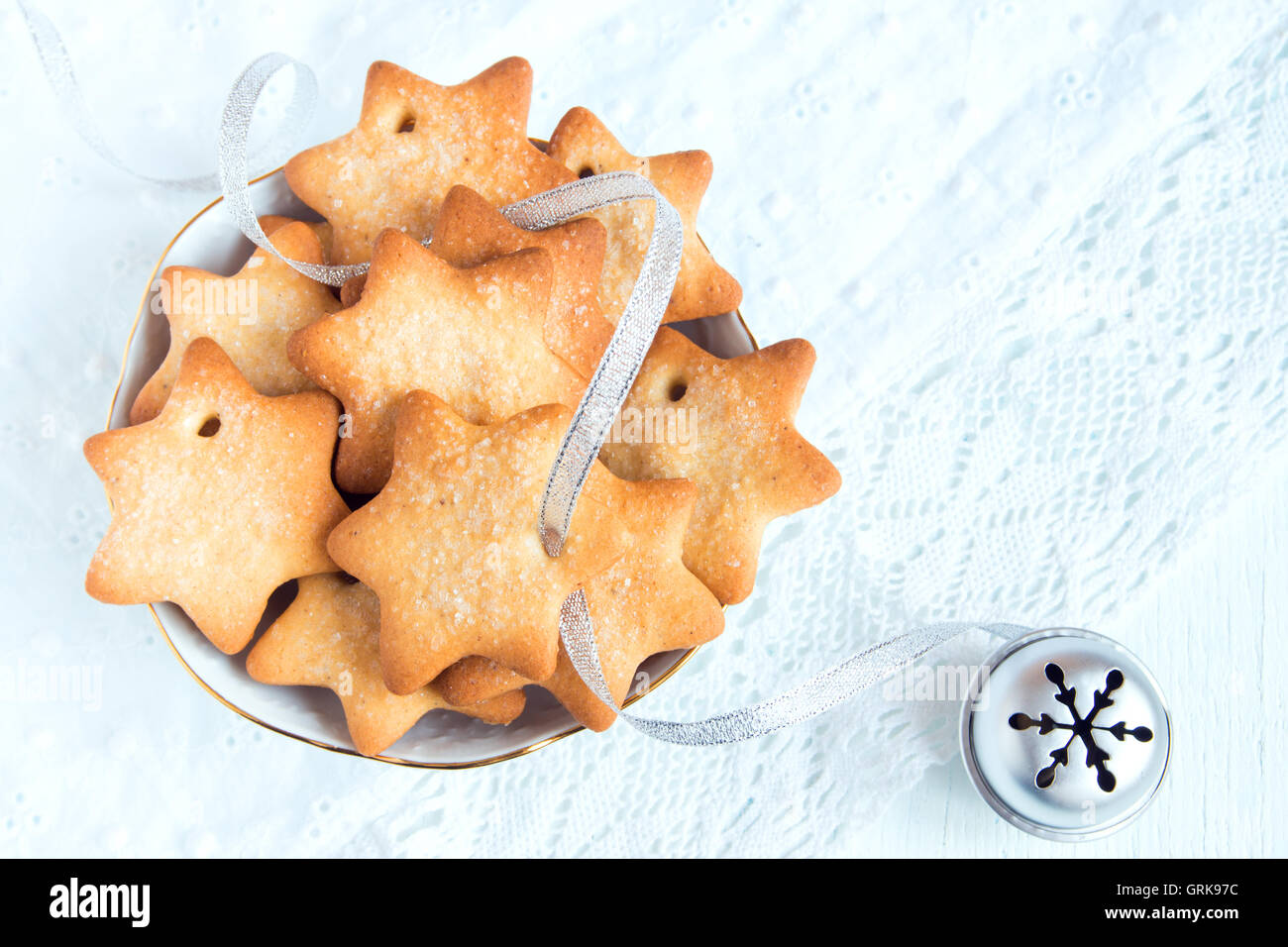 Weihnachten Lebkuchen auf weiße Serviette mit Silberband für Winterurlaub Stockfoto
