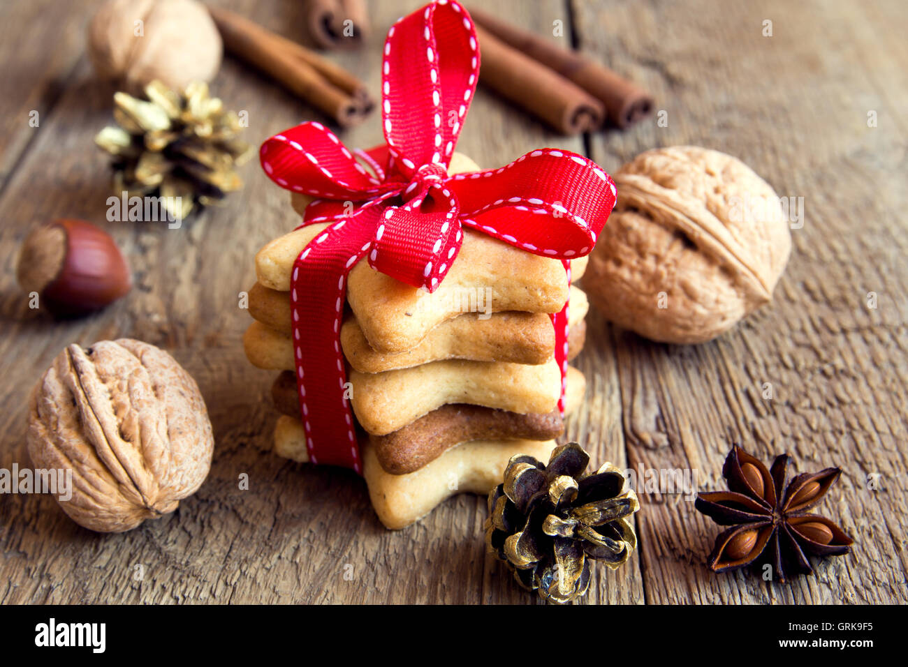 Weihnachten-Lebkuchen, Nüssen und Gewürzen über rustikalen hölzernen Hintergrund, Textfreiraum Stockfoto