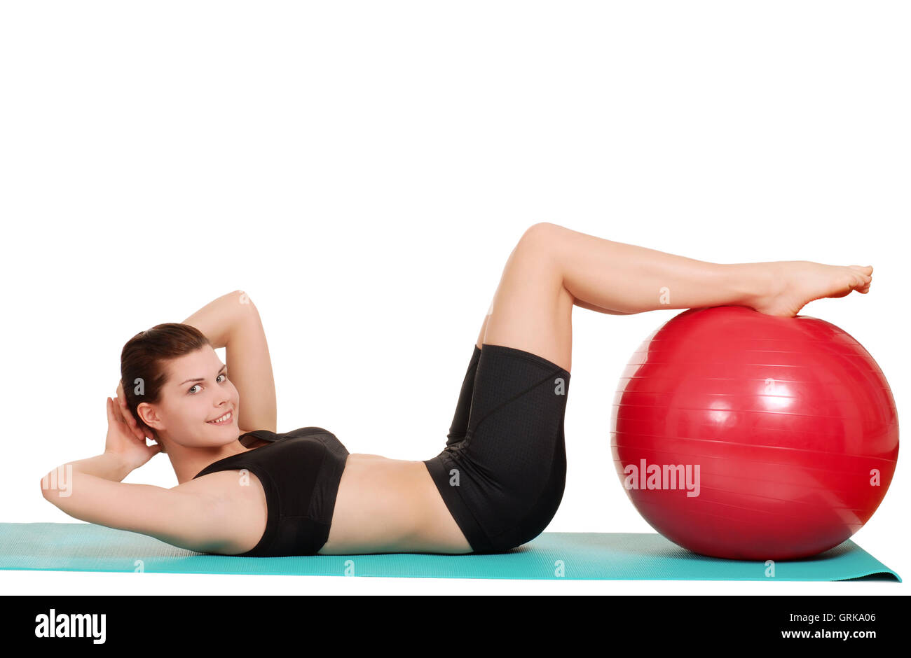 Frau tut Sit Ups mit Gymnastikball Stockfoto