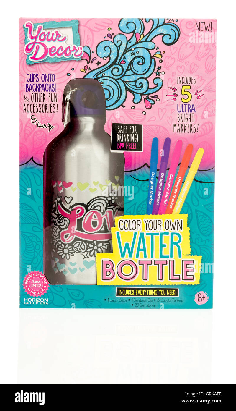 Winneconne, Wisconsin - 20. August 2016: Box Ihr Dekor Farbe eigene Wasserflasche auf einem isolierten Hintergrund. Stockfoto