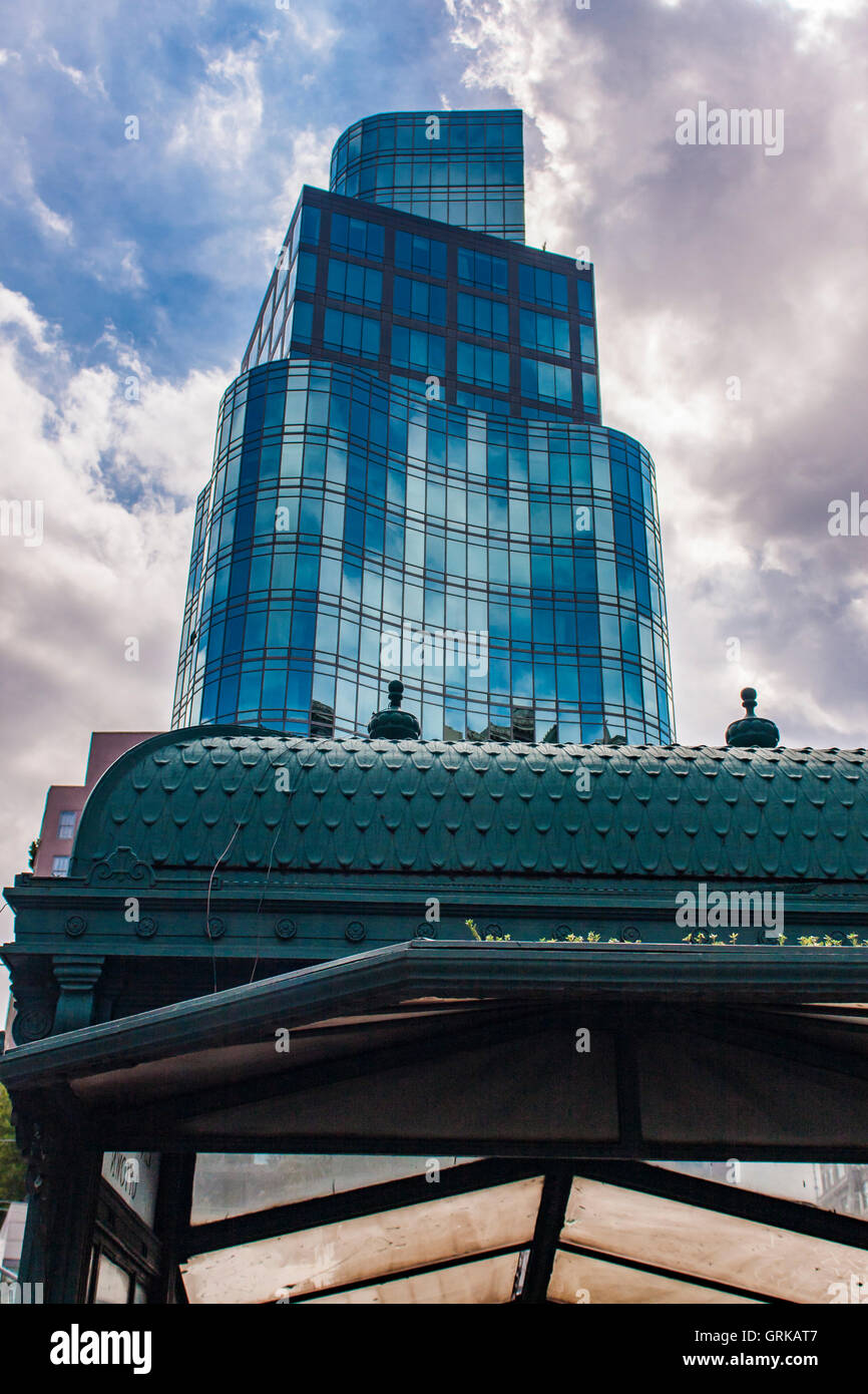 NEW YORK, USA - 16. August 2016: Astor Place Tower und das Dach des Astor Place u-Bahnstation in New York. Diese 21 Gebäude ist Stockfoto