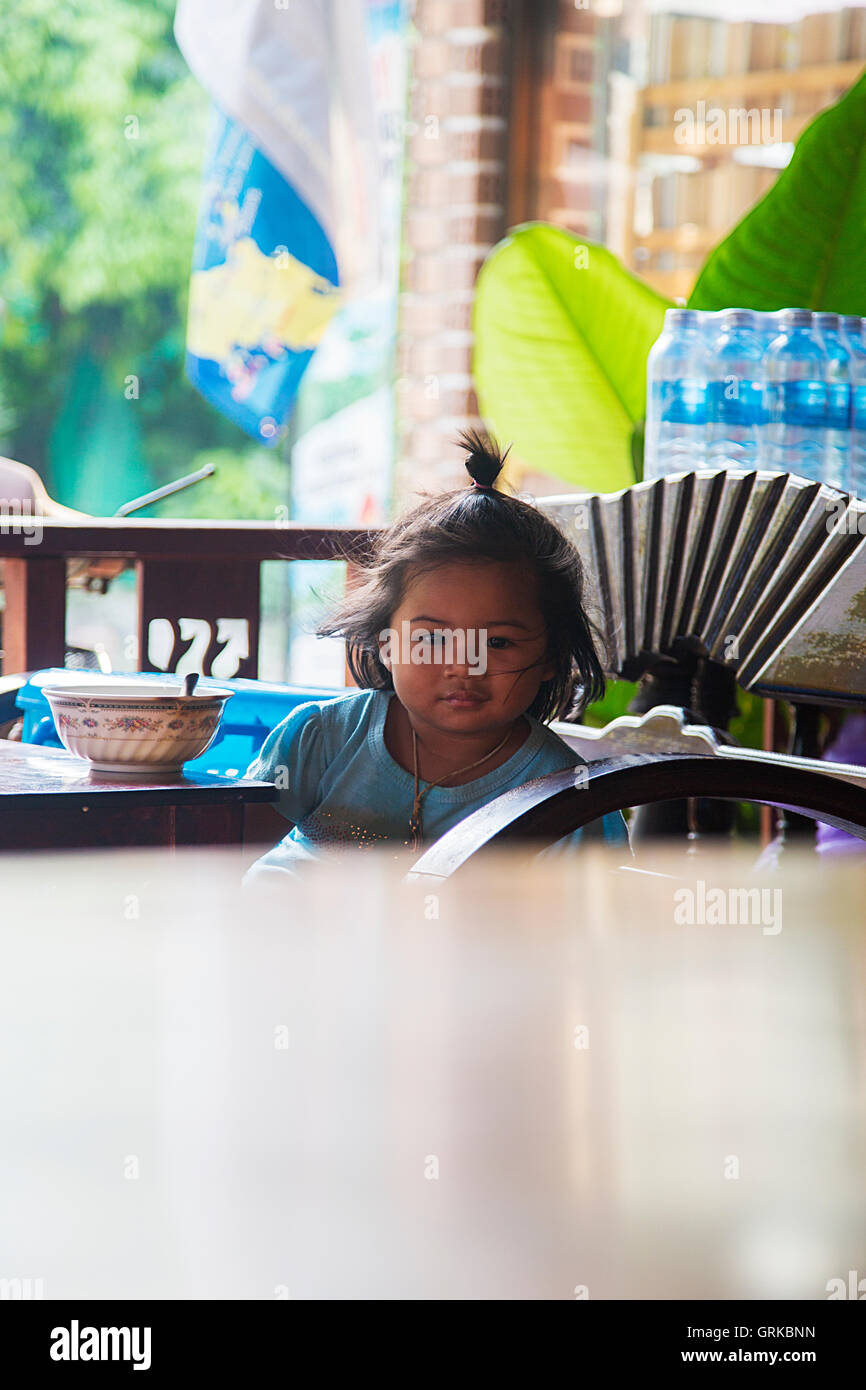 KO PHA NGAN - 6. Februar 2016: Unbekannten Mädchen im Restaurant auf Ko Pha Ngan Insel in Thailand. Die Insel ist Teil des Samui A Stockfoto