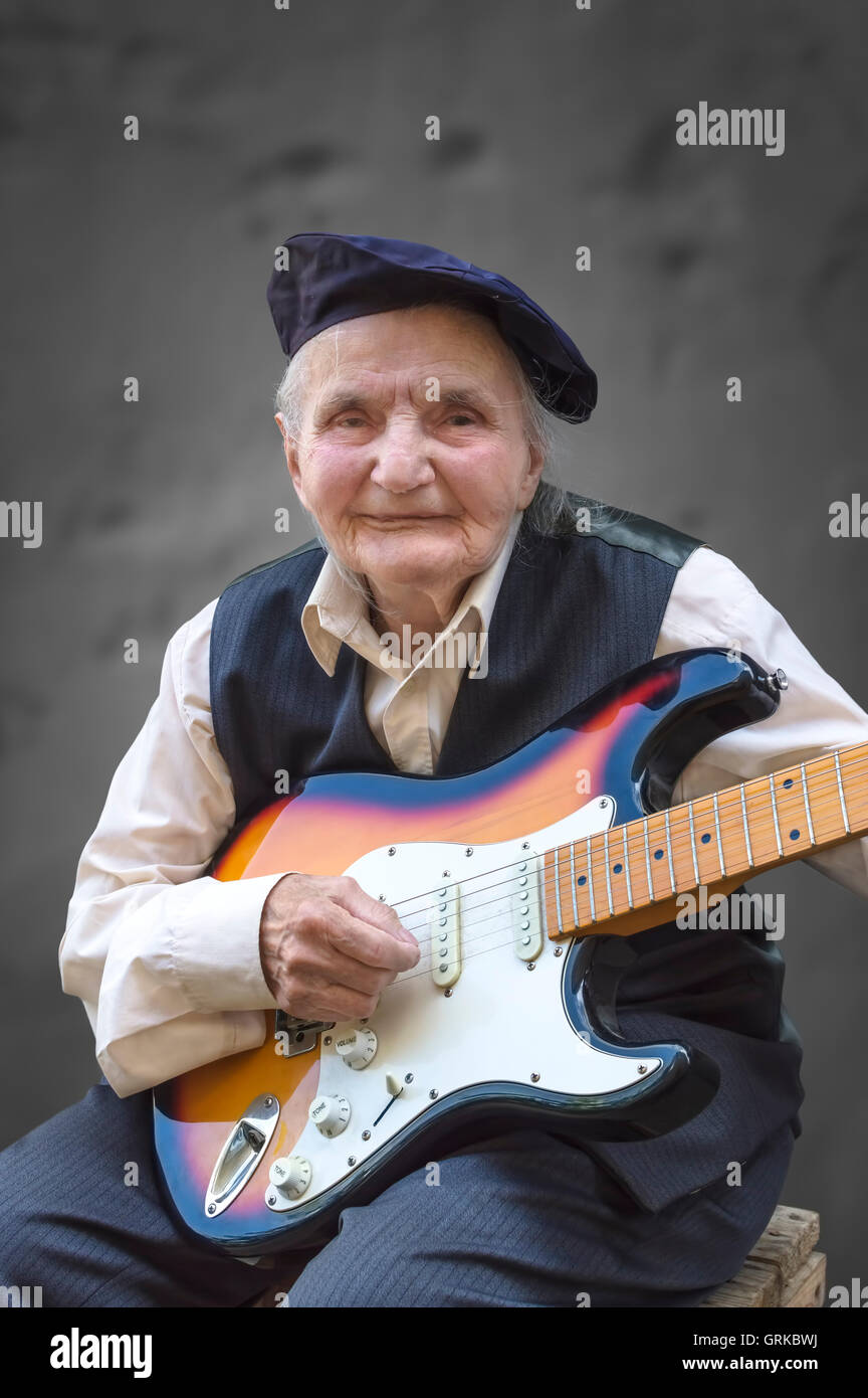 Ältere Frau Gitarre spielen. Selektiven Fokus. Stockfoto