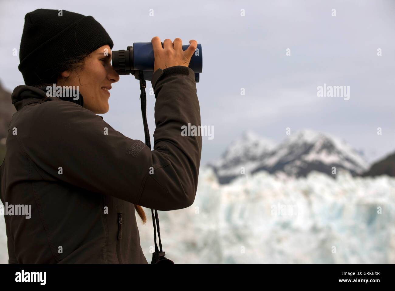 Mannschaft mit dem Fernglas auf Kreuzfahrt Schiff Safari Endeavour am Mount Fairweather und Margerie Gletscher im Glacier Bay National Park Stockfoto