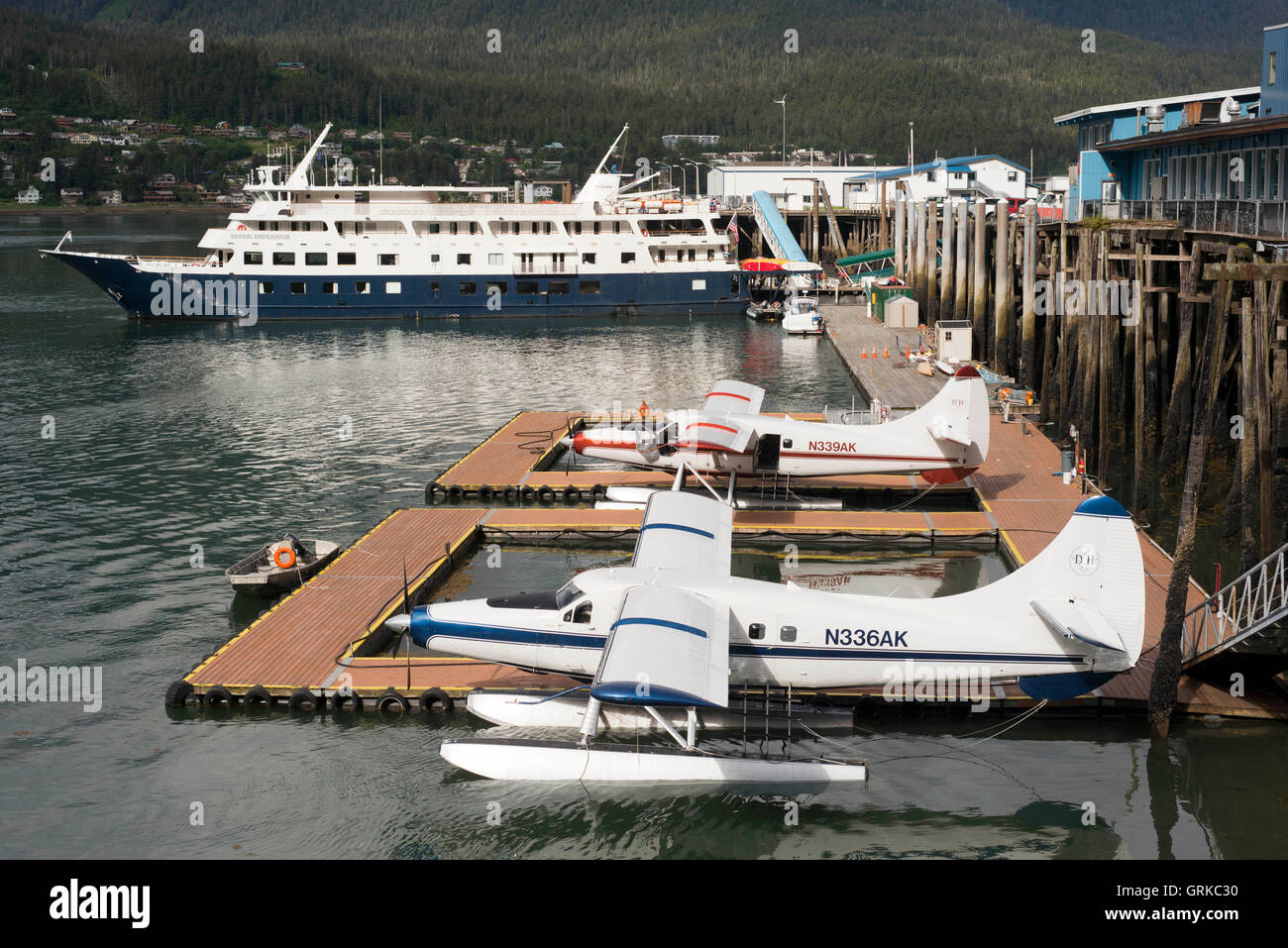 Safari Endeavour Kreuzfahrt angedockt am South Franklin Dock, Juneau, Alaska. Sightseeing-Wasserflugzeuge an der Uferpromenade in Ju abgestellt Stockfoto