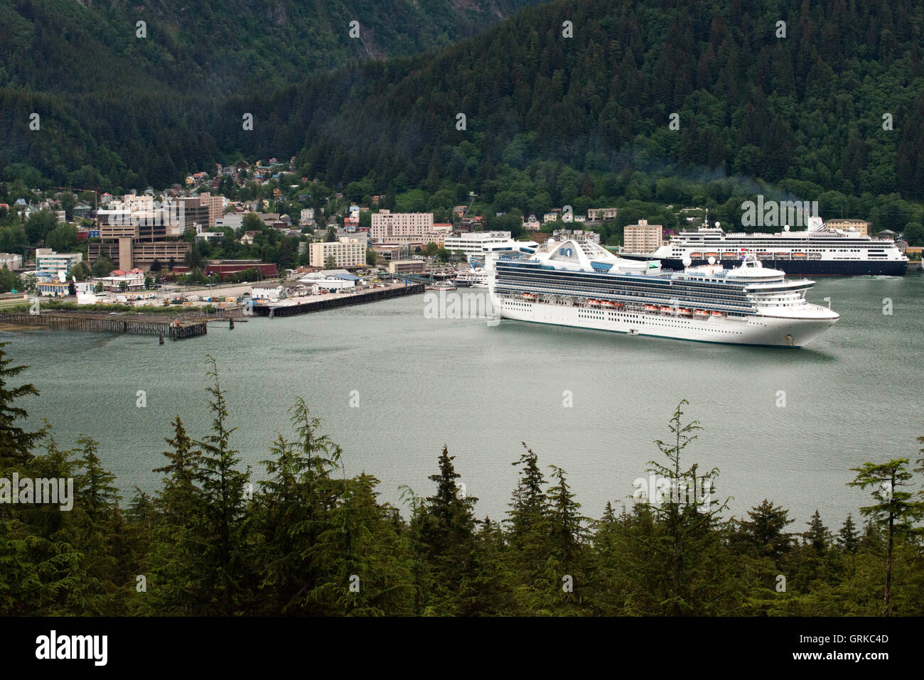 Star Princess und Celebrity Millennium Kreuzfahrten angedockt am South Franklin Dock, Juneau, Alaska. Sightseeing-Wasserflugzeuge parkte ein Stockfoto