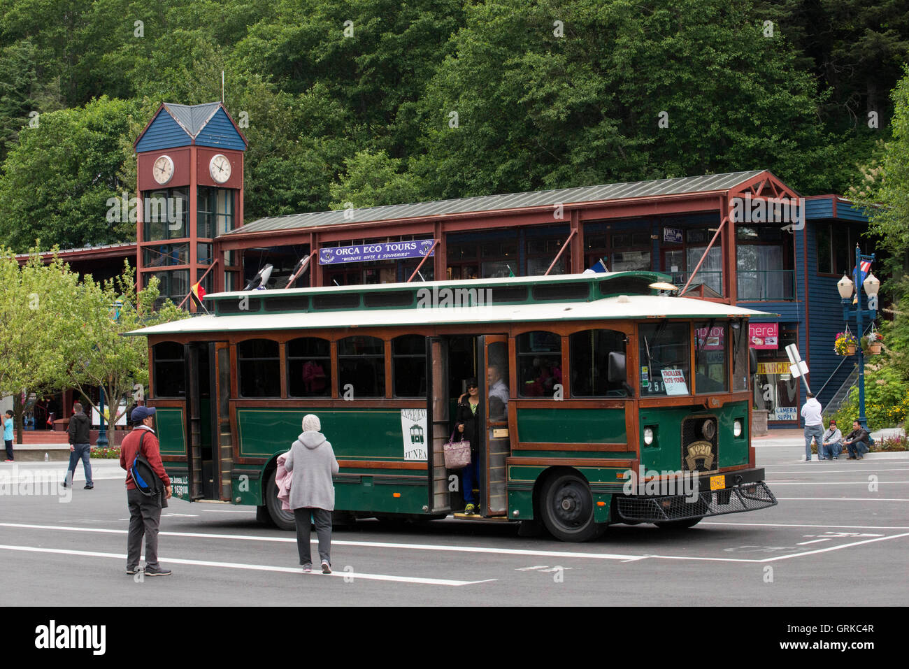 Juneau, Alaska. USA. Antiker Wagen. Leute, die auf der o-Bus in der Nähe von Mt Roberts Straßenbahn in die Stadt Juneau, Alaska, Einheit Stockfoto