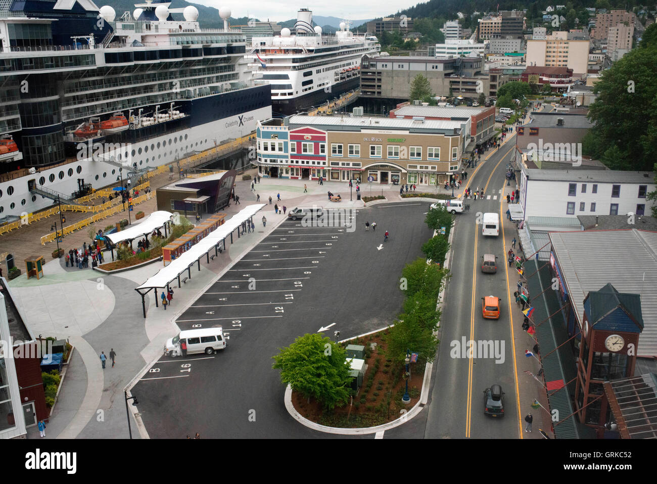 Juneau, Innenstadt. Alaska. USA. Kreuzfahrten Schiff Dockeds zwischen schneebedeckten Bergen und den Mount Roberts Tramway in Juneau d Stockfoto