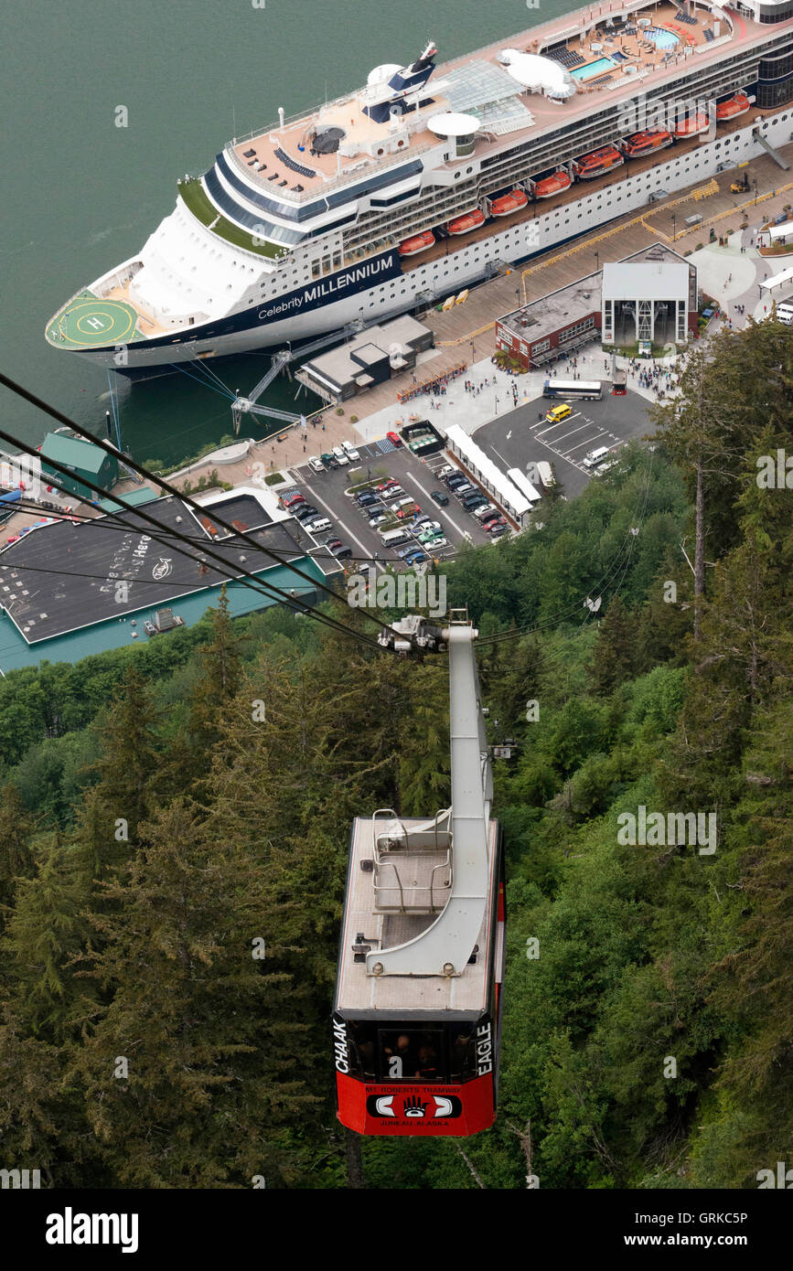 Juneau, Innenstadt. Alaska. USA. Celebrity Millennium Kreuzfahrtschiff angedockt zwischen schneebedeckten Bergen und der Mount Roberts Stockfoto