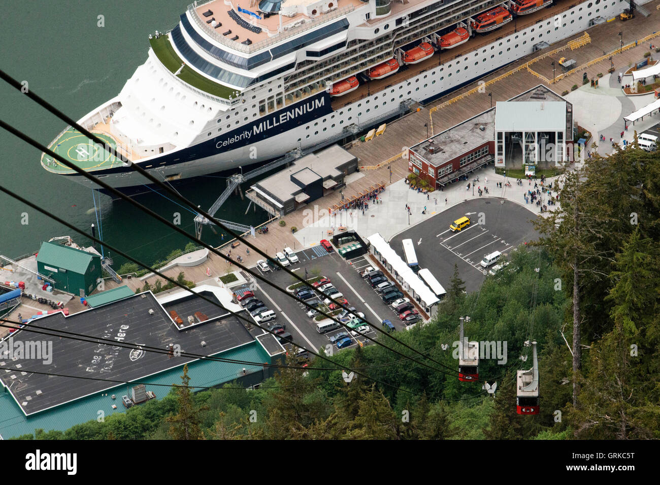 Juneau, Innenstadt. Alaska. USA. Celebrity Millennium Kreuzfahrtschiff angedockt zwischen schneebedeckten Bergen und der Mount Roberts Stockfoto