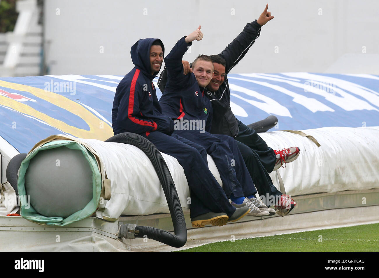 Mitglieder des Bodenpersonals Glamorgan bleiben während des Wartens auf spielen, um zu beginnen - Glamorgan CCC Vs Essex CCC - LV County Championship Division zwei Cricket am SWALEC Stadion, Sophia Gärten, Cardiff, Wales - 05.03.12 positiv Stockfoto