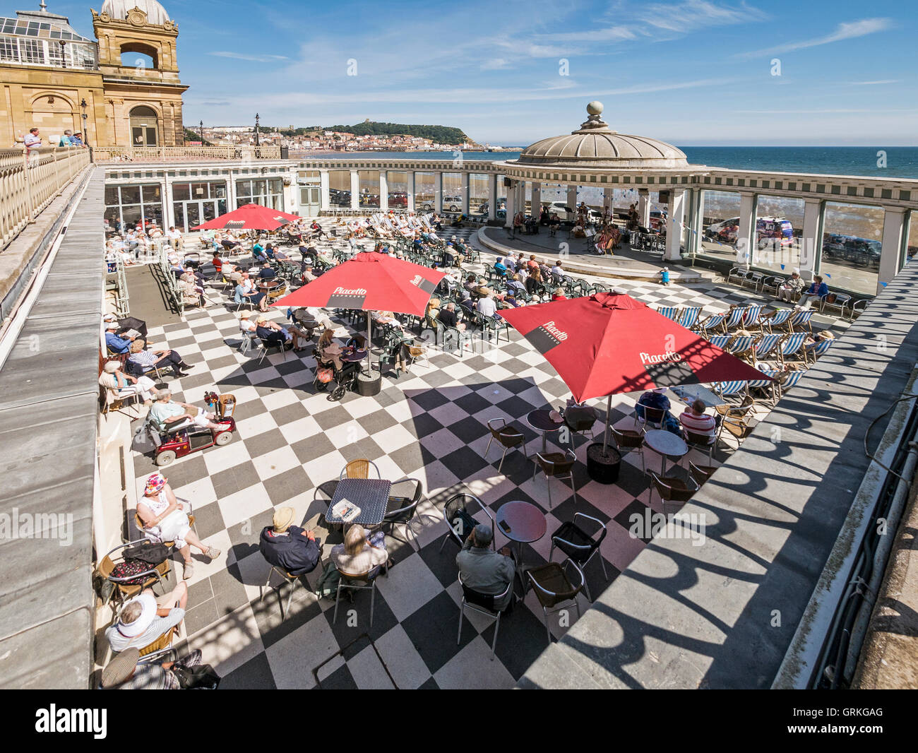 Scarborough Spa Suncourt und letzten Wohnsitz am Meer Sommer Orchester Yorkshire UK Stockfoto