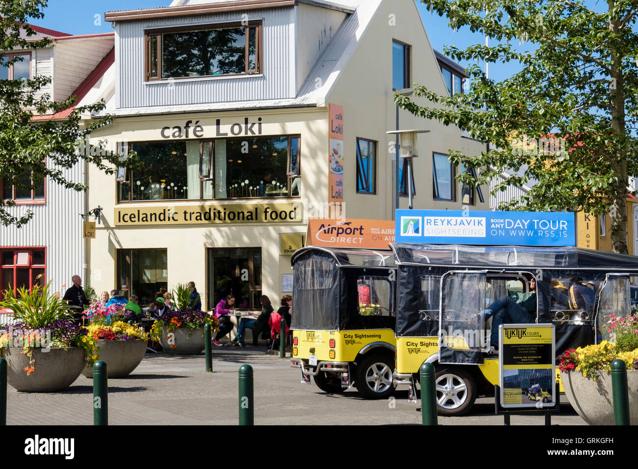 Tuk Tuk Elektrofahrzeuge für Stadtrundfahrten warten außerhalb Cafe Loki. Reykjavik, Island Stockfoto