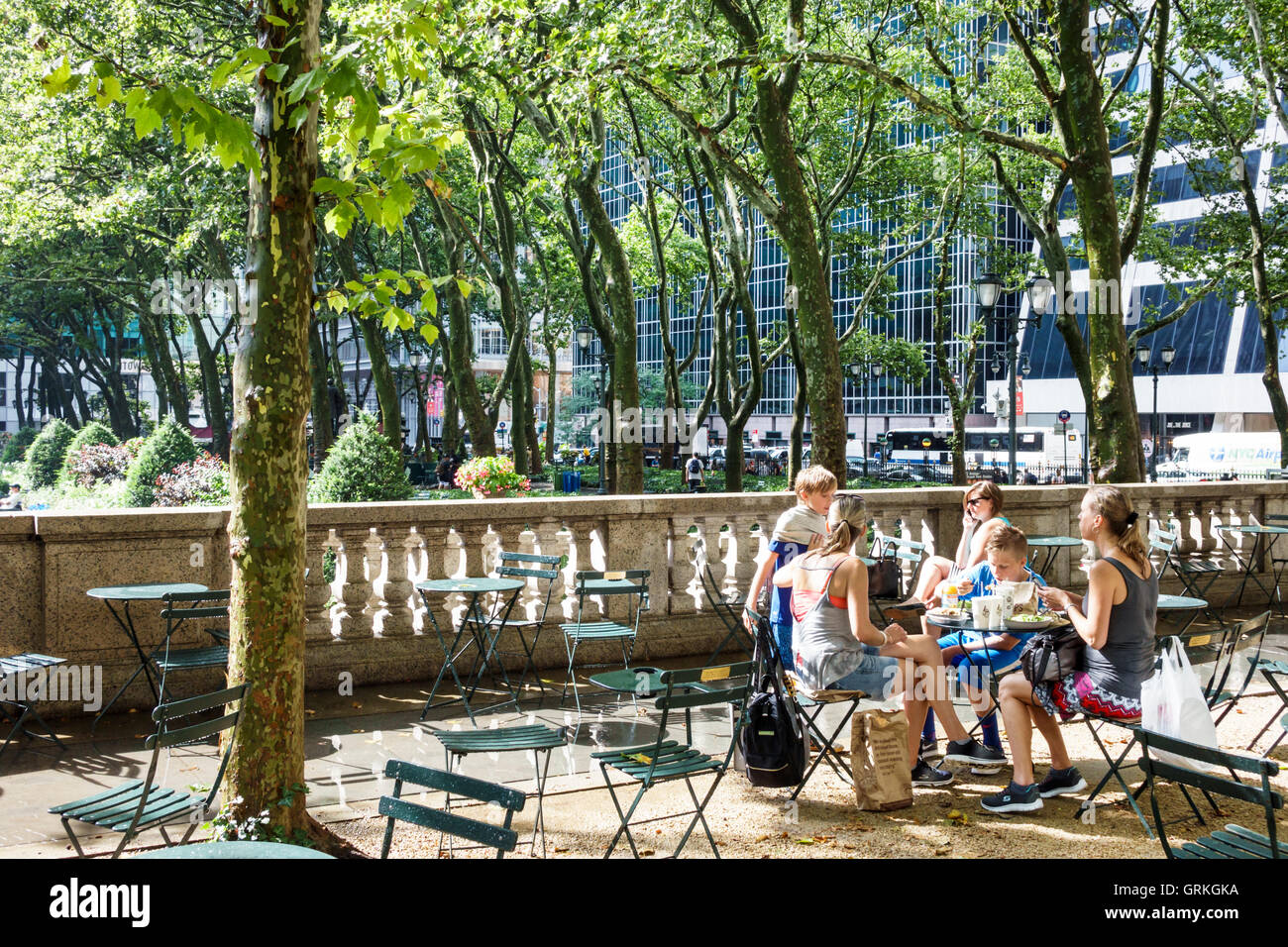 New York City, NY NYC Manhattan, Midtown, Bryant Park, öffentlicher Park, Balustrade, Sitzgelegenheiten, Vegetation, Baum, Erwachsene Erwachsene, Frau weibliche Frauen, männliche Jungen, Kinder Stockfoto