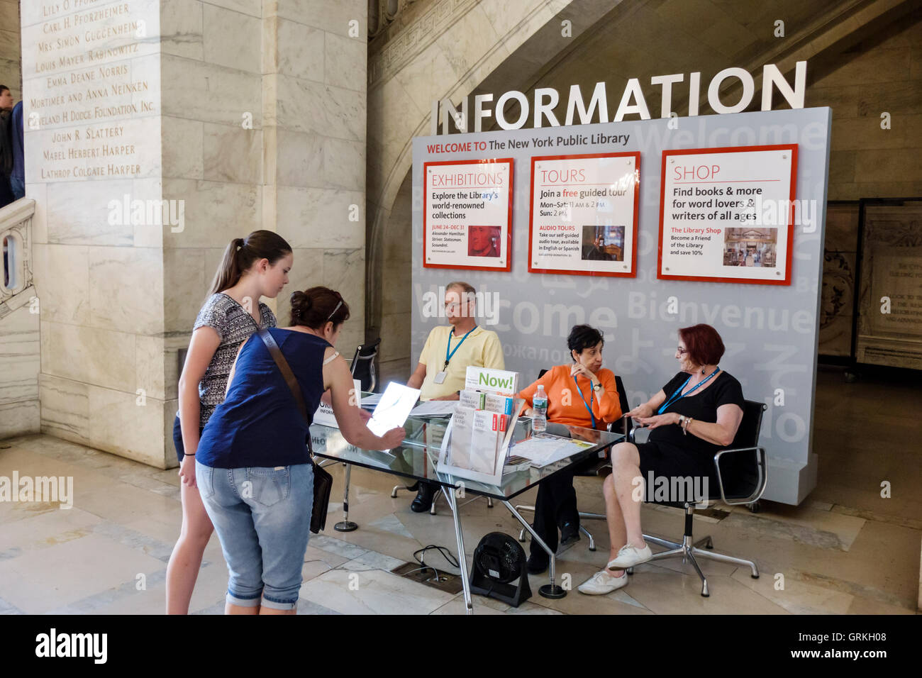 New York City, NY NYC, Manhattan, Midtown, New York Public Library, Hauptniederlassung, Stephen Schwarzman Gebäude, historisches Wahrzeichen, Informationsschalter, Erwachsene, Erwachsene Stockfoto