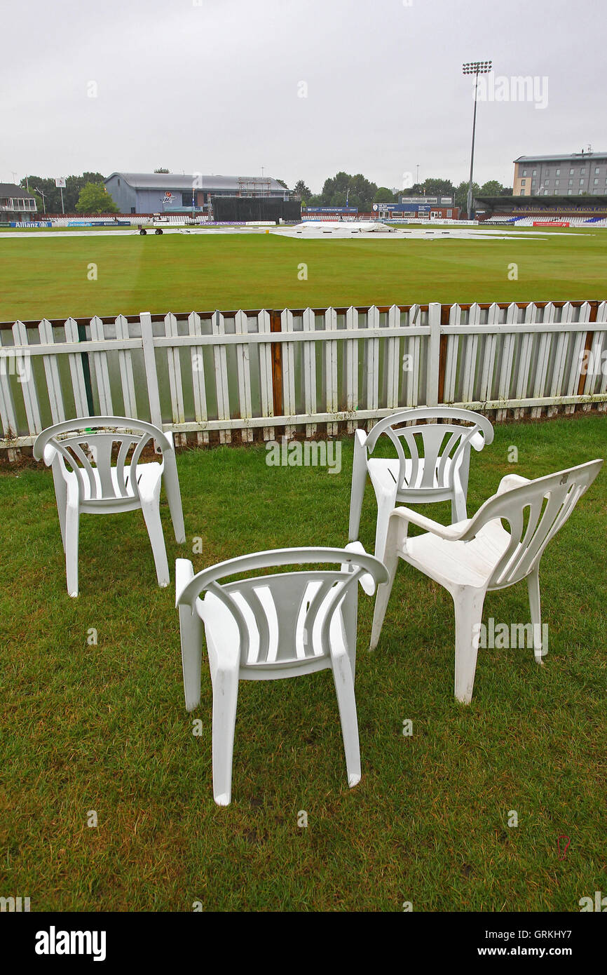 Eine verlassene Szene beim Derby als das Spiel wegen Regens aufgegeben wird, ohne eine Kugel sein - Derbyshire Falken Vs Essex Adler - Royal London On Day Cup auf dem 3aaa County Ground, Derby - 08.10.14 rollte Stockfoto