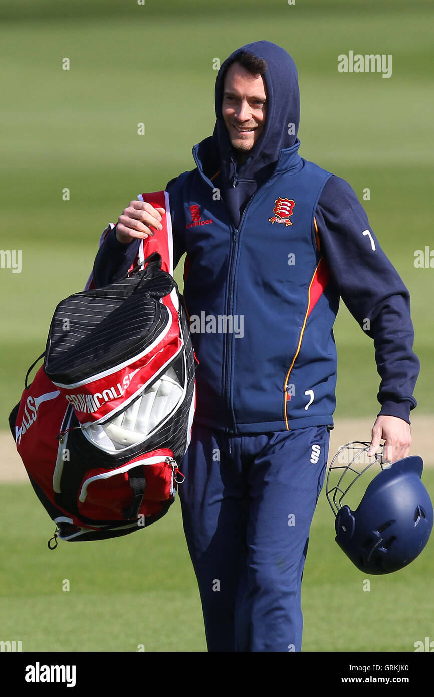 Essex Kapitän James Foster führt seinen Seesack zum Aufwärmen - Essex CCC Vs Derbyshire CCC - LV County Championship Division zwei Cricket im Essex County Ground, Chelmsford - 16.04.14 Stockfoto