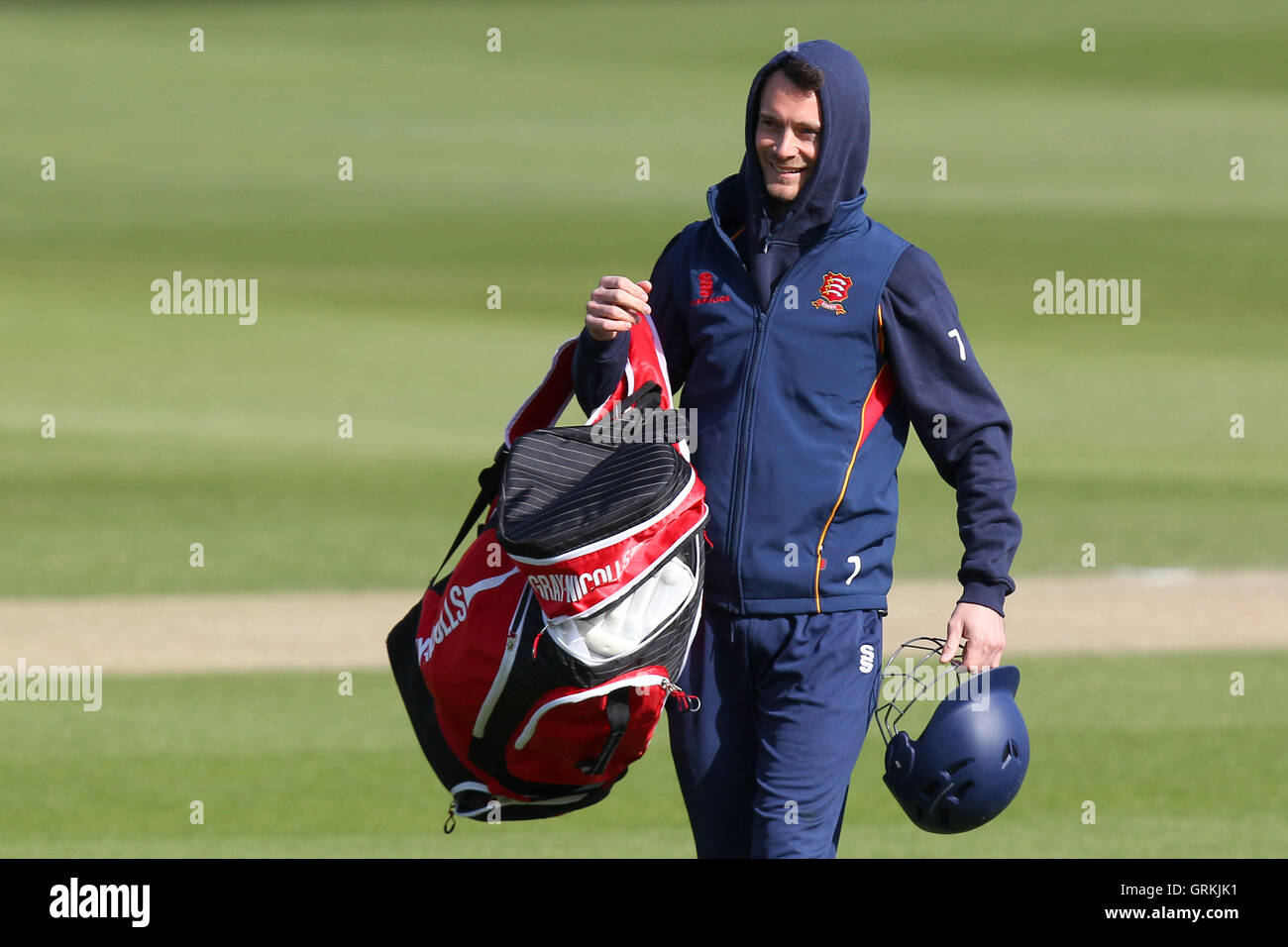 Essex Kapitän James Foster führt seinen Seesack zum Aufwärmen - Essex CCC Vs Derbyshire CCC - LV County Championship Division zwei Cricket im Essex County Ground, Chelmsford - 16.04.14 Stockfoto