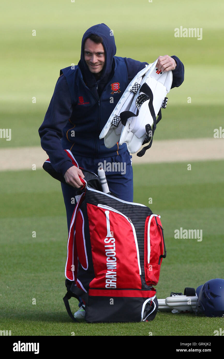 Essex Kapitän James Foster entfernt Elemente aus seinen Seesack vor dem Aufwärmen - Essex CCC Vs Derbyshire CCC - LV County Championship Division zwei Cricket im Essex County Ground, Chelmsford - 16.04.14 Stockfoto