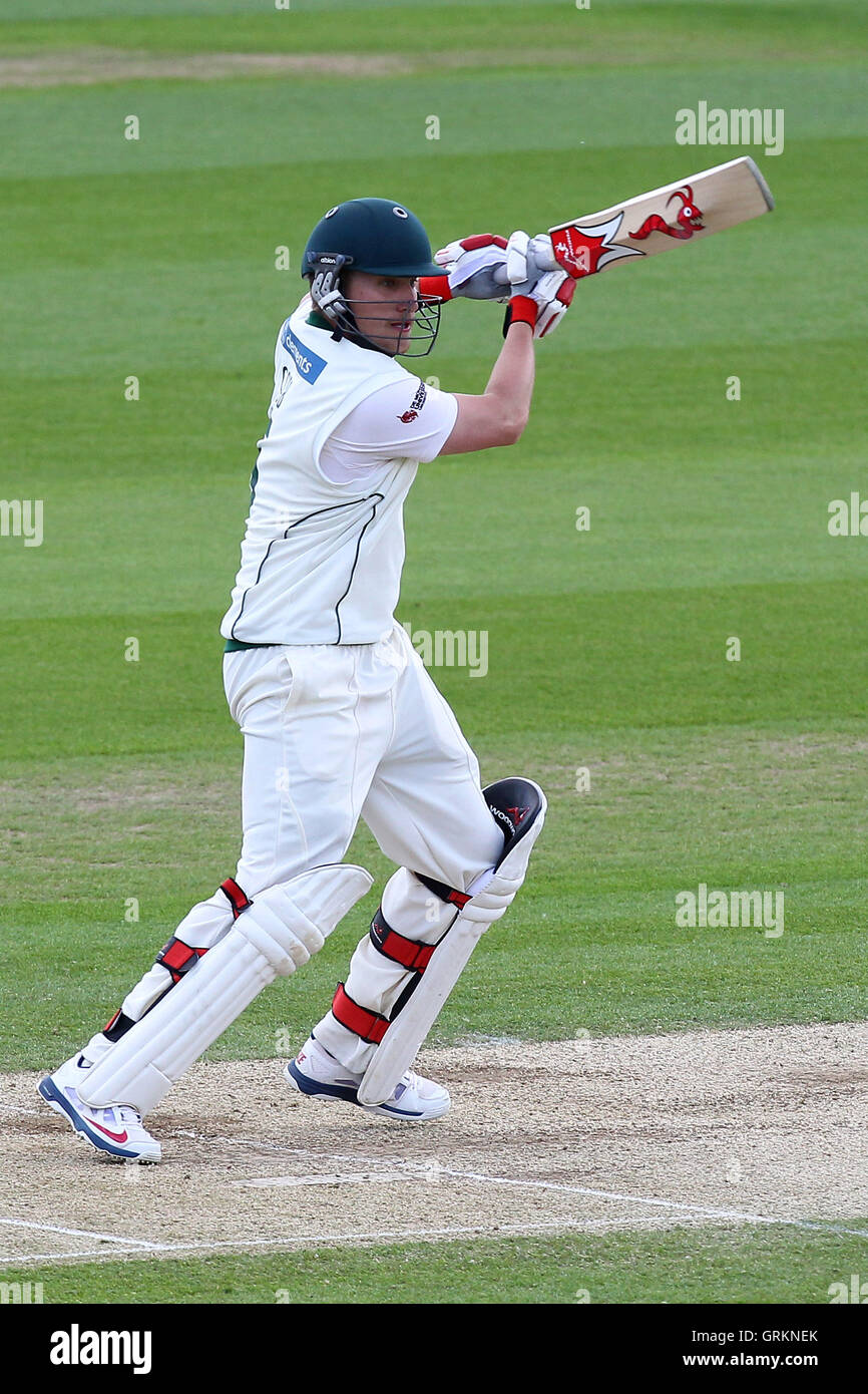 Josh Cobb in Aktion für Leicestershire - Essex CCC Vs Leicestershire CCC - LV County Championship Division zwei Cricket auf dem Ford County Ground, Chelmsford - 05.06.14 zu zucken Stockfoto