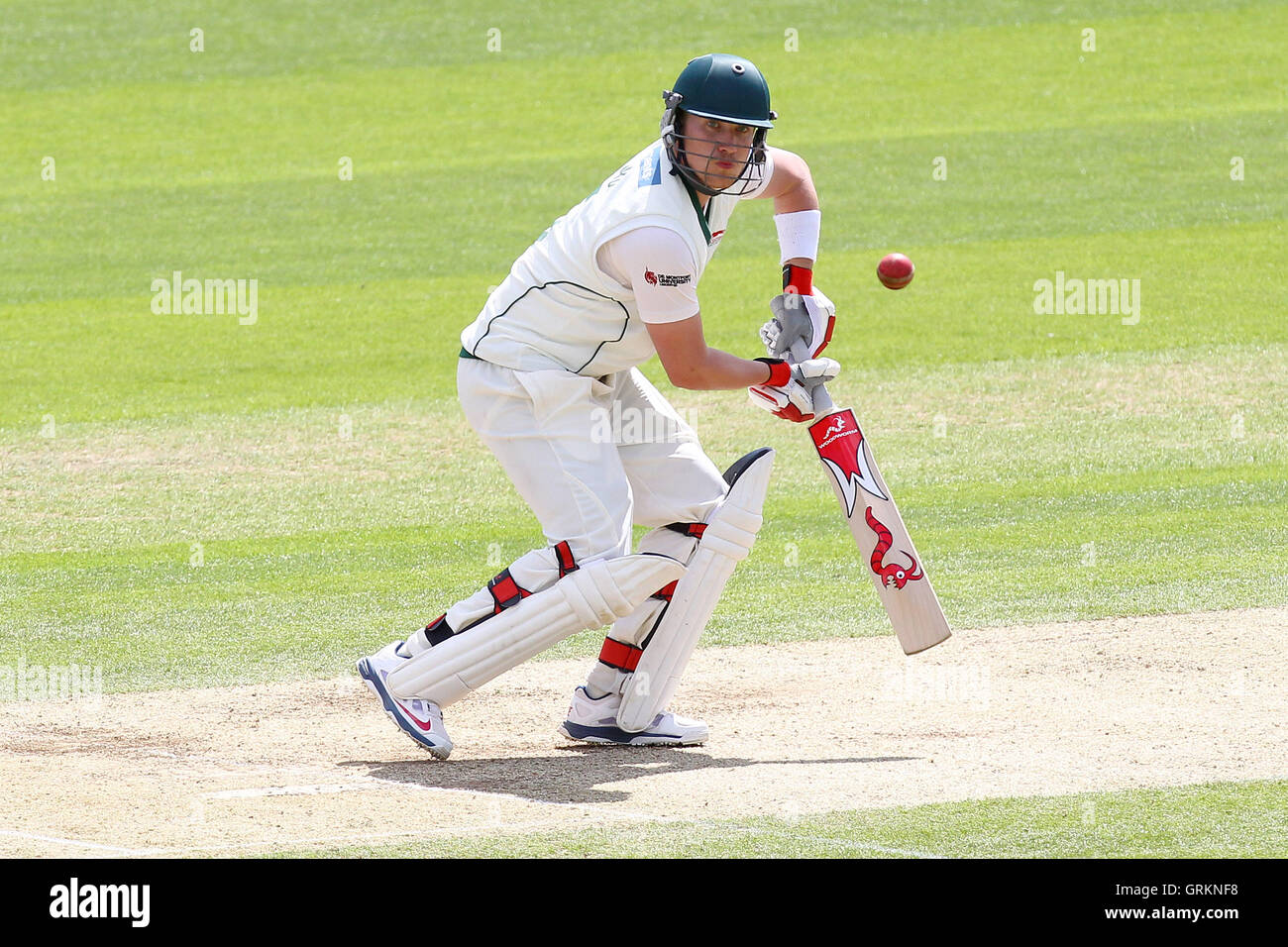 Josh Cobb in Aktion für Leicestershire - Essex CCC Vs Leicestershire CCC - LV County Championship Division zwei Cricket auf dem Ford County Ground, Chelmsford - 05.06.14 zu zucken Stockfoto
