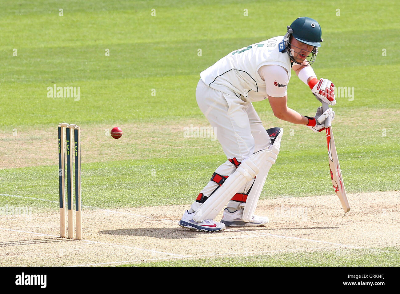 Josh Cobb in Aktion für Leicestershire - Essex CCC Vs Leicestershire CCC - LV County Championship Division zwei Cricket auf dem Ford County Ground, Chelmsford - 05.06.14 zu zucken Stockfoto