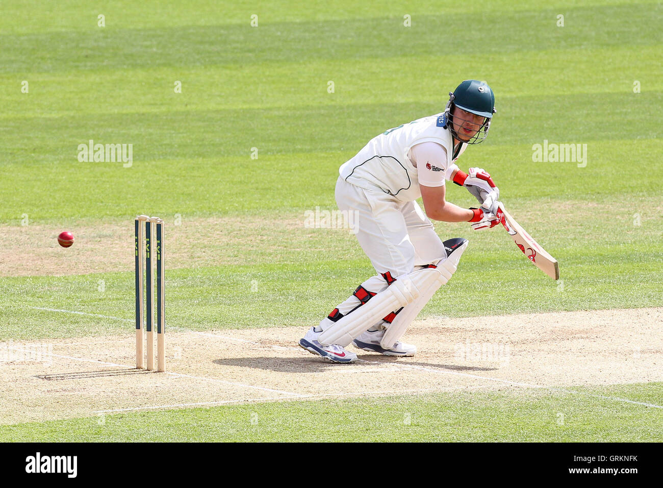 Josh Cobb in Aktion für Leicestershire - Essex CCC Vs Leicestershire CCC - LV County Championship Division zwei Cricket auf dem Ford County Ground, Chelmsford - 05.06.14 zu zucken Stockfoto