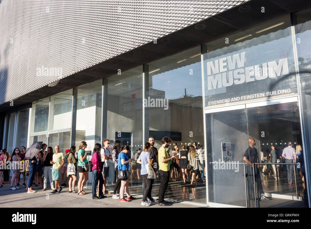 New York City, NY NYC Lower Manhattan, Bowery, New Museum, zeitgenössische Kunst, außen, Eingang, Schlange, Schlange, Besucher, Erwachsene, Erwachsene, Mann Männer, Frau Frau wo Stockfoto