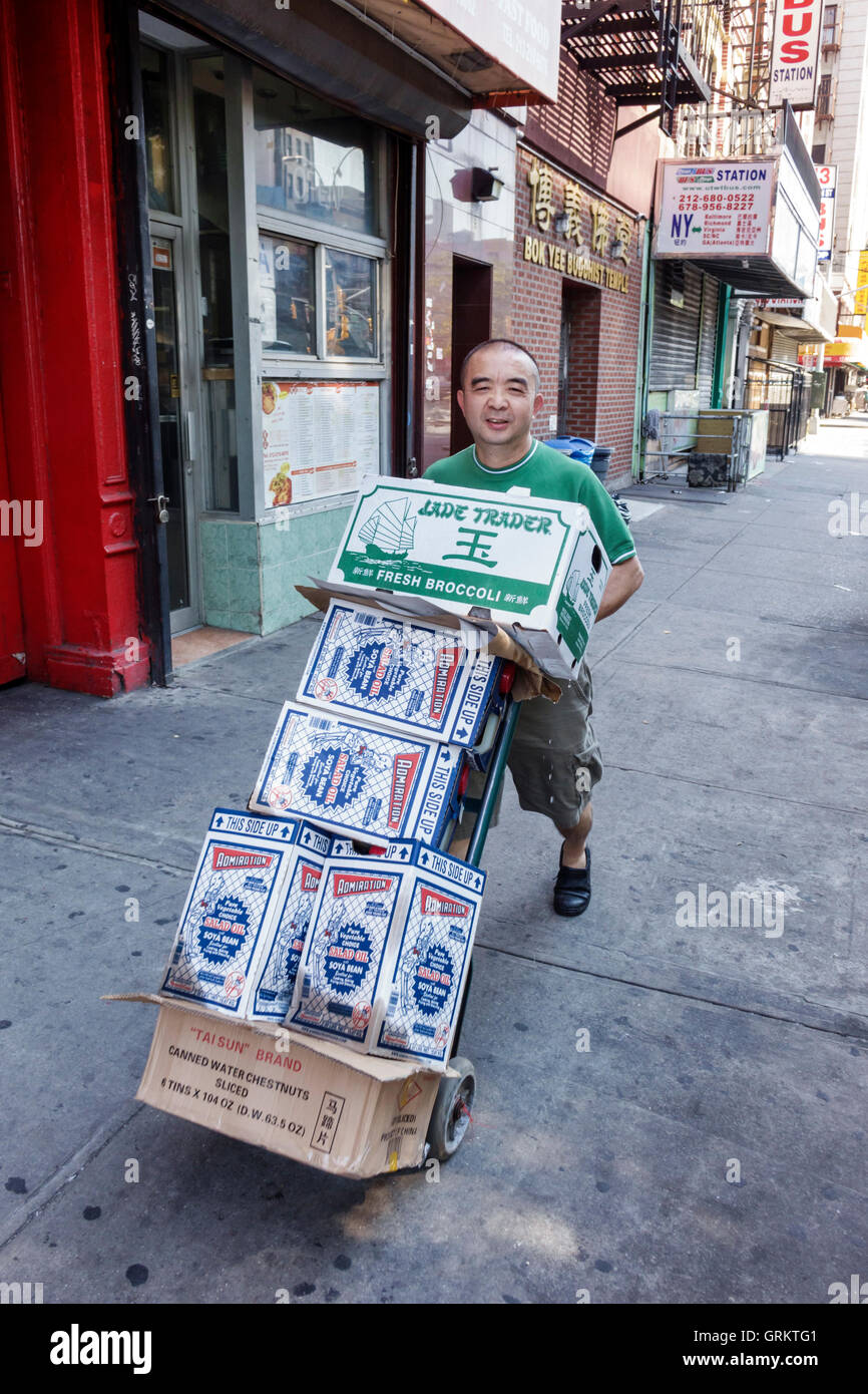 New York City, NY NYC Lower Manhattan, Chinatown, Allen Street, Chinesisch, asiatischer Erwachsener, Erwachsene, Mann, Männer, Entleiher, Job, Dolly, Box, Schieben, NY160716003 Stockfoto