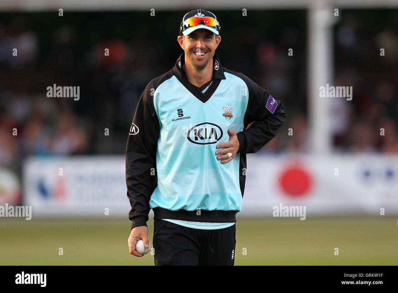 Kevin Pietersen von Surrey lächelt, als er seine Seite hält, wo er einen Ball früher am Abend - Essex Adler Vs Surrey Löwen - NatWest T20 Blast Cricket im Essex County Ground, Chelmsford - 07.04.14 traf Stockfoto