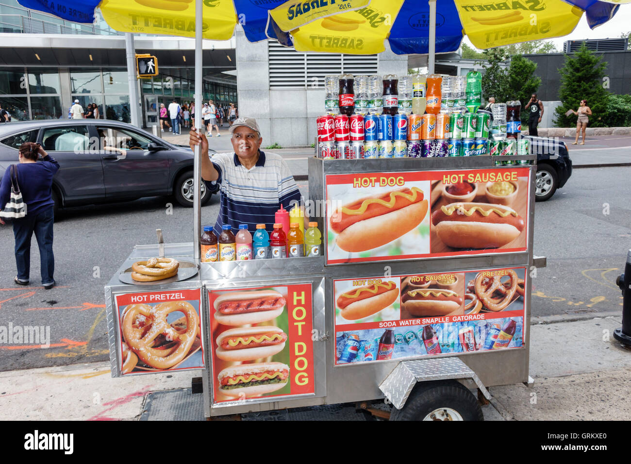 New York City, NY NYC, Lower Manhattan, Finanzviertel, Peter Minuit Plaza, Whitehall Ferry Terminal, Staten Island Ferry, Street Food Stand, Stände, Stand Stockfoto