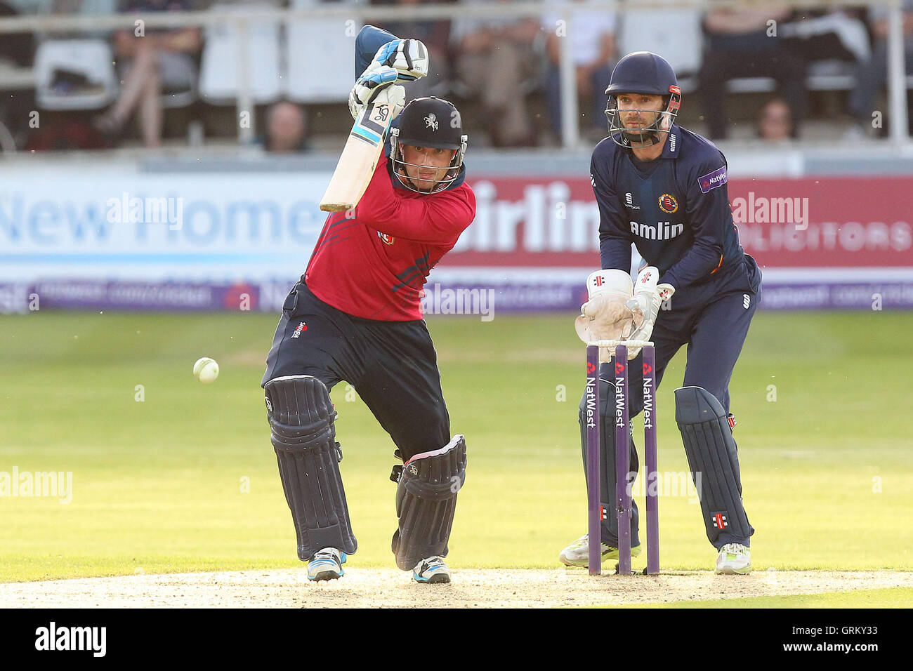 Alex Blake in Aktion für Kent zu zucken, wie James Foster auf - Kent Spitfires Vs Essex Eagles - Natwest T20 Blast Cricket auf dem Spitfire Ground, St. Lawrence, Canterbury - 06.11.14 aussieht Stockfoto