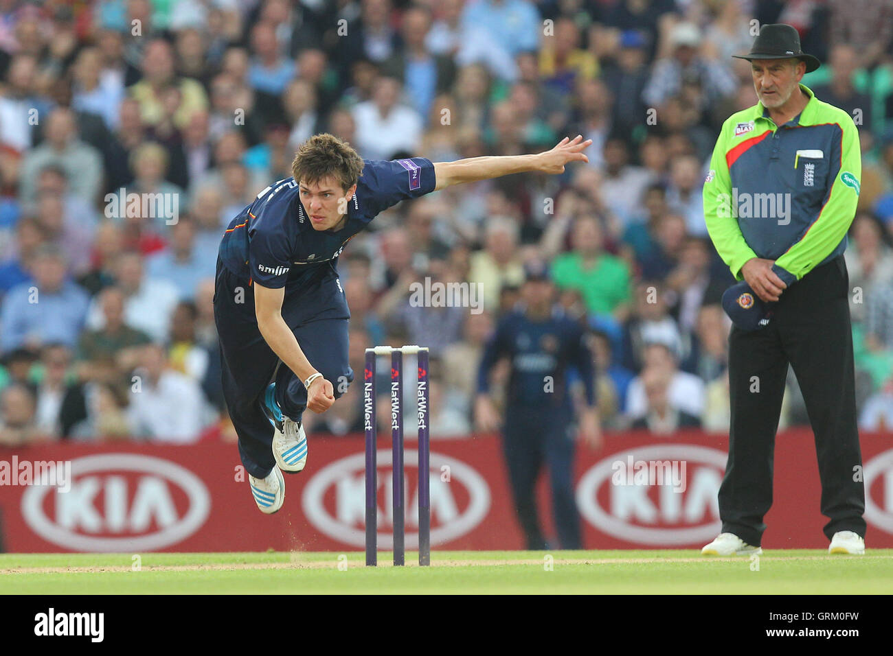 Matt Salisbury von Essex in bowling Aktion - Surrey Löwen Vs Essex Eagles - NatWest T20 Blast Cricket bei Kia Oval, London - 06.06.14 Stockfoto