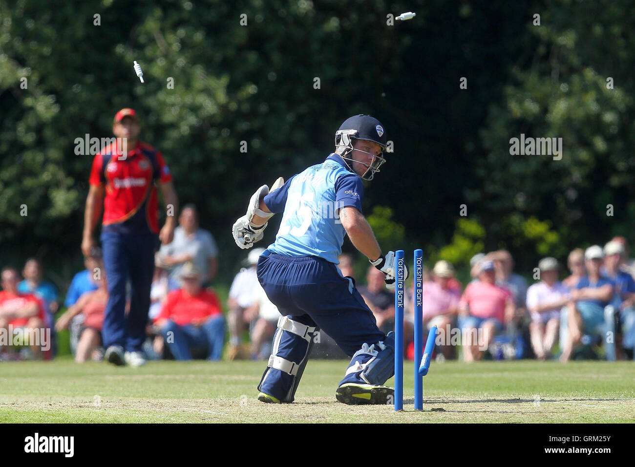 Richard Johnson von Derbyshire ist von Graham Napier - Derbyshire Falken Vs Essex Eagles - Yorkshire Bank YB40 Cricket am Highfield, Lauch-Kricket-Verein - 06.09.13 rollte heraus Stockfoto