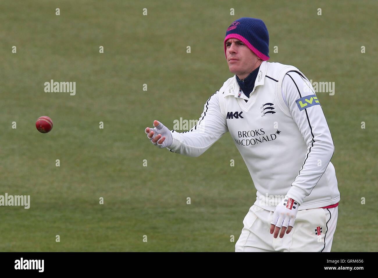 Neil Dexter von Middlesex wirft den Ball - Essex CCC Vs Middlesex CCC - Freundschaftsspiel Cricket an der Essex County Ground, Chelmsford, Essex - 22.03.13 Stockfoto