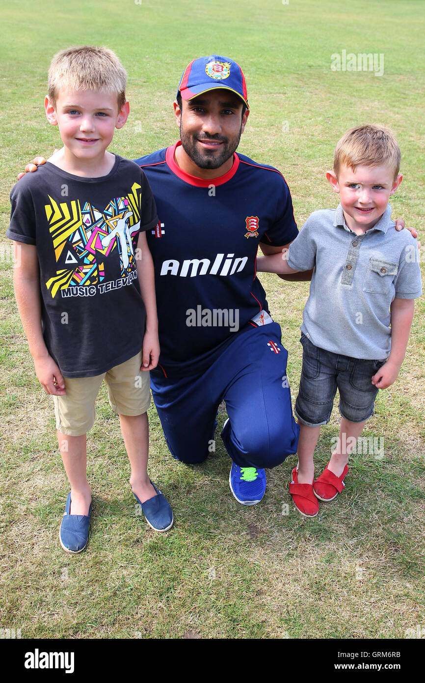 Ravi Bopara of Essex posiert mit zwei jungen Fans - Essex CCC Vs Northamptonshire CCC - LV County Championship Division zwei Cricket am Schlosspark, Colchester Cricket Club - 23.08.13 Stockfoto