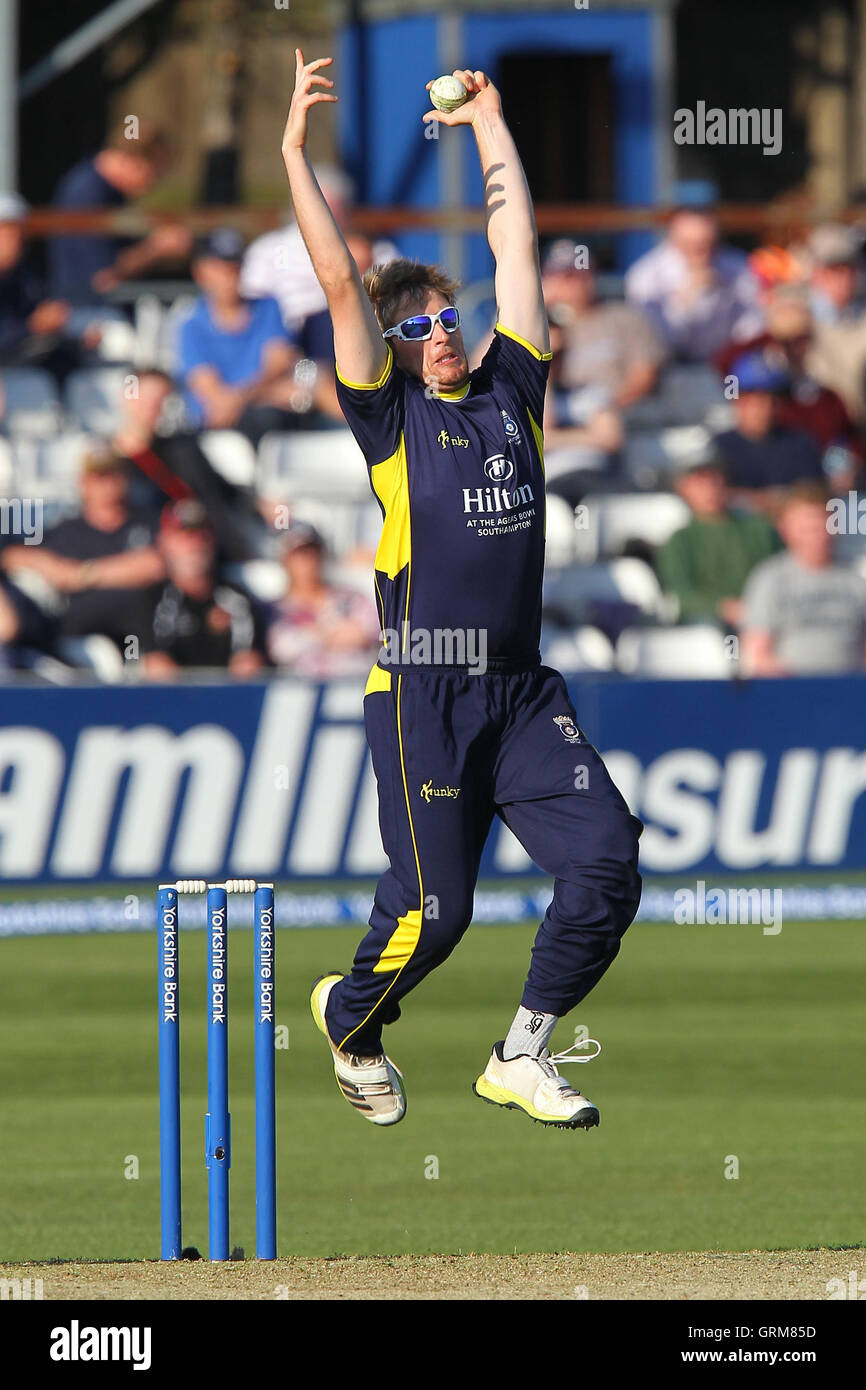 Liam Dawson in bowling Aktion für Hampshire - Essex Adler Vs Hampshire Royals - Yorkshire Bank YB40 Cricket im Essex County Ground, Chelmsford - 05.03.13 Stockfoto