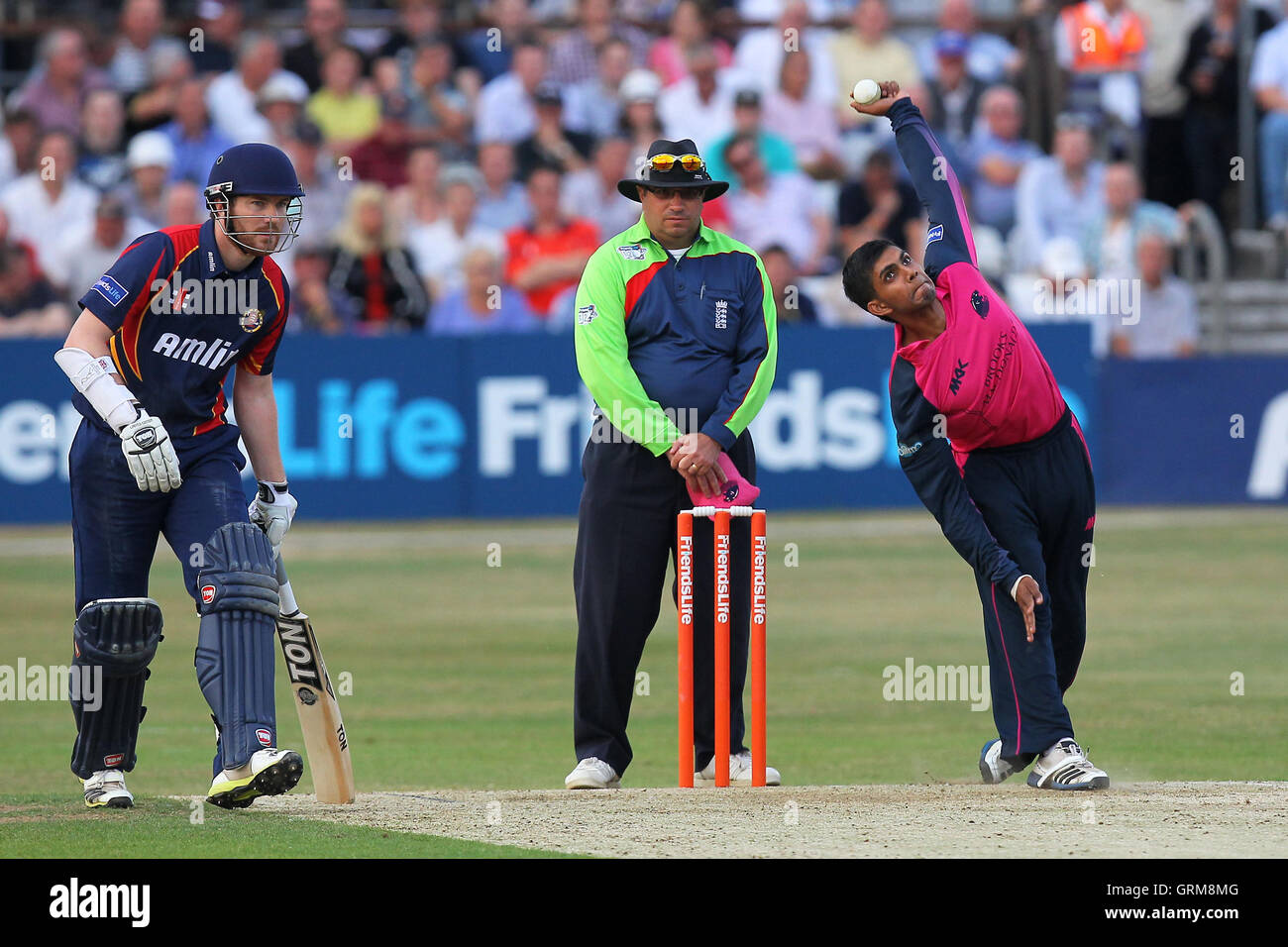 Ravi Patel in bowling Aktion für Middlesex - Essex Adler Vs Middlesex Panthers - Freunde Leben T20 Cricket im Essex County Ground, Chelmsford - 07.12.13 Stockfoto