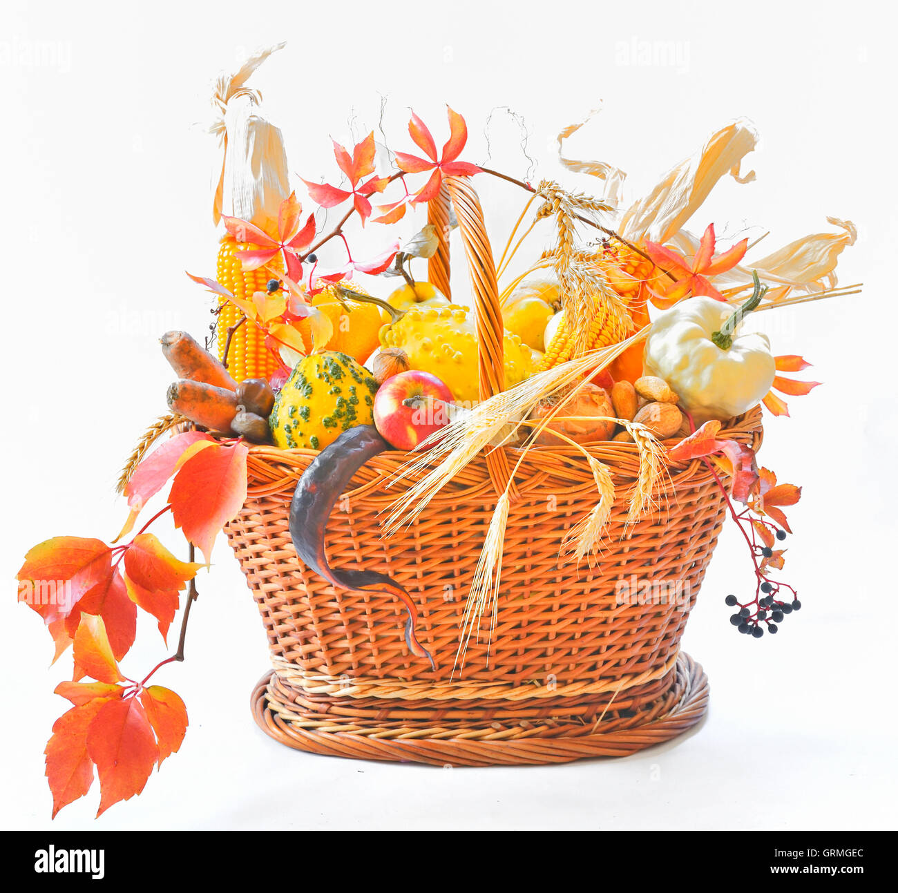 Herbstlichen Korb über weiß Stockfoto