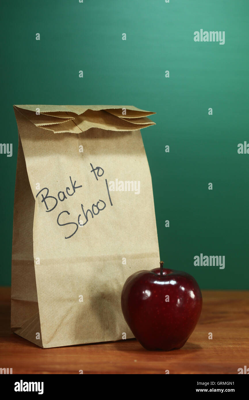 Schule-Mittagessen-Sack auf Lehrer Schreibtisch Stockfoto