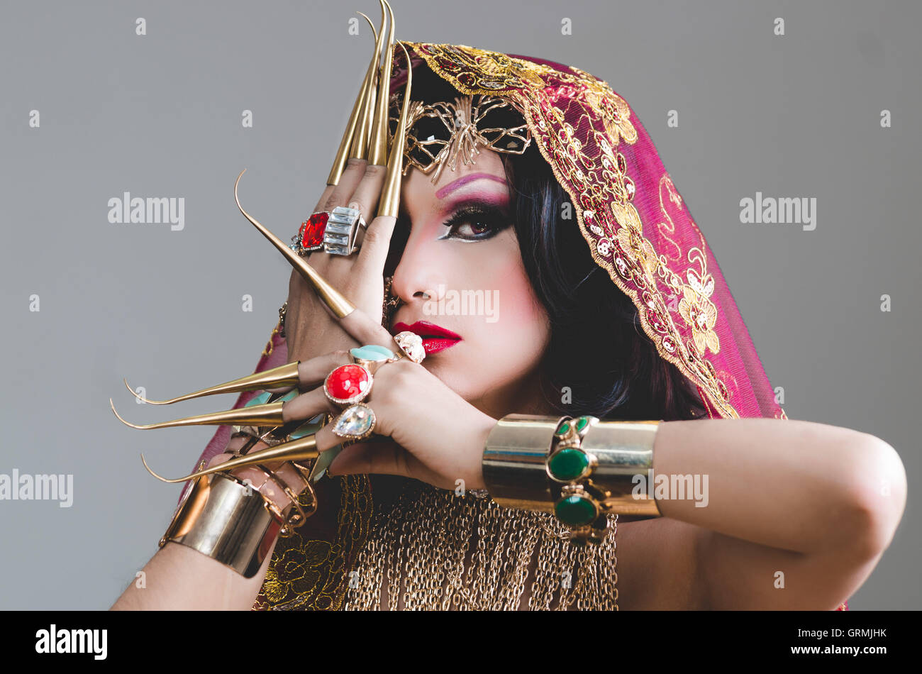 Kopfschuss Frau gekleidet in traditionellen hinduistischen Kleidung, stark  verziert in gold und elegante Schleier, extrem lange Fingernägel,  künstlerisch posiert für Kamera, Hinduismus Tänzerin Konzept  Stockfotografie - Alamy